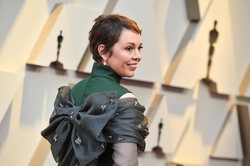 Olivia Coleman's left ear has only one Chopard earring. 